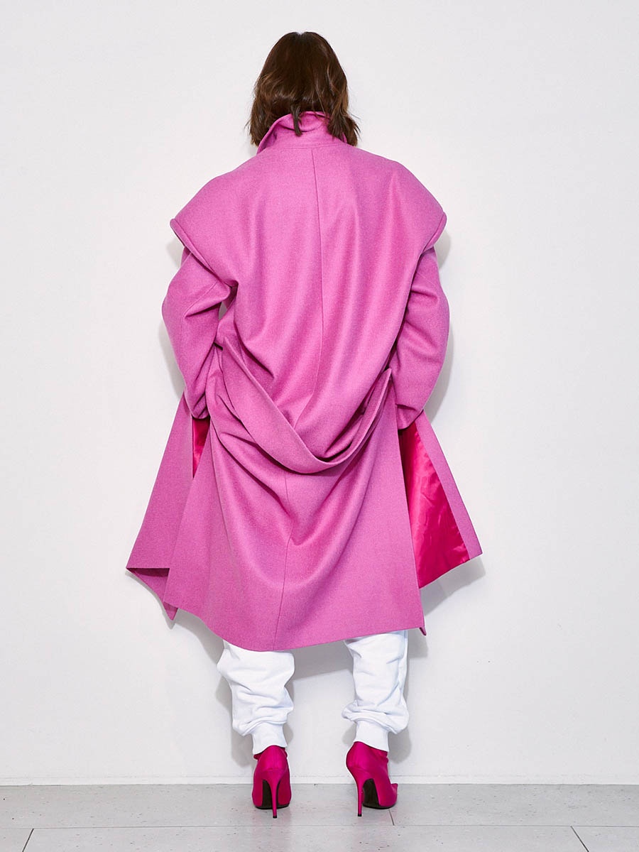 Пальто розовое 