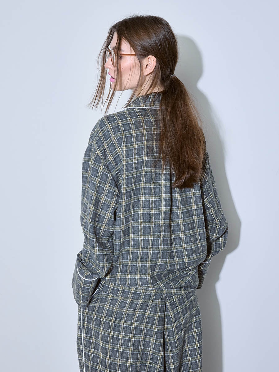 Рубашка в клетку серая