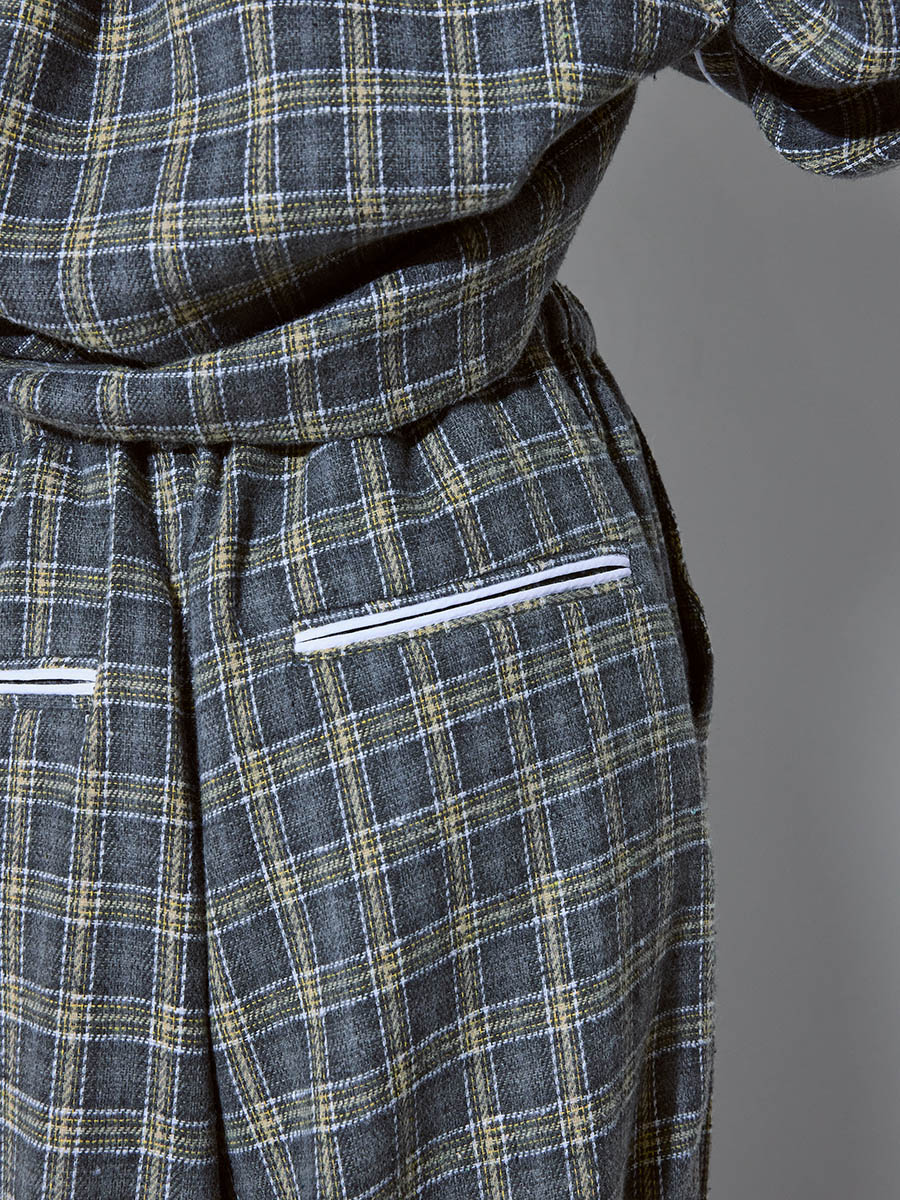 Брюки в клетку серые 