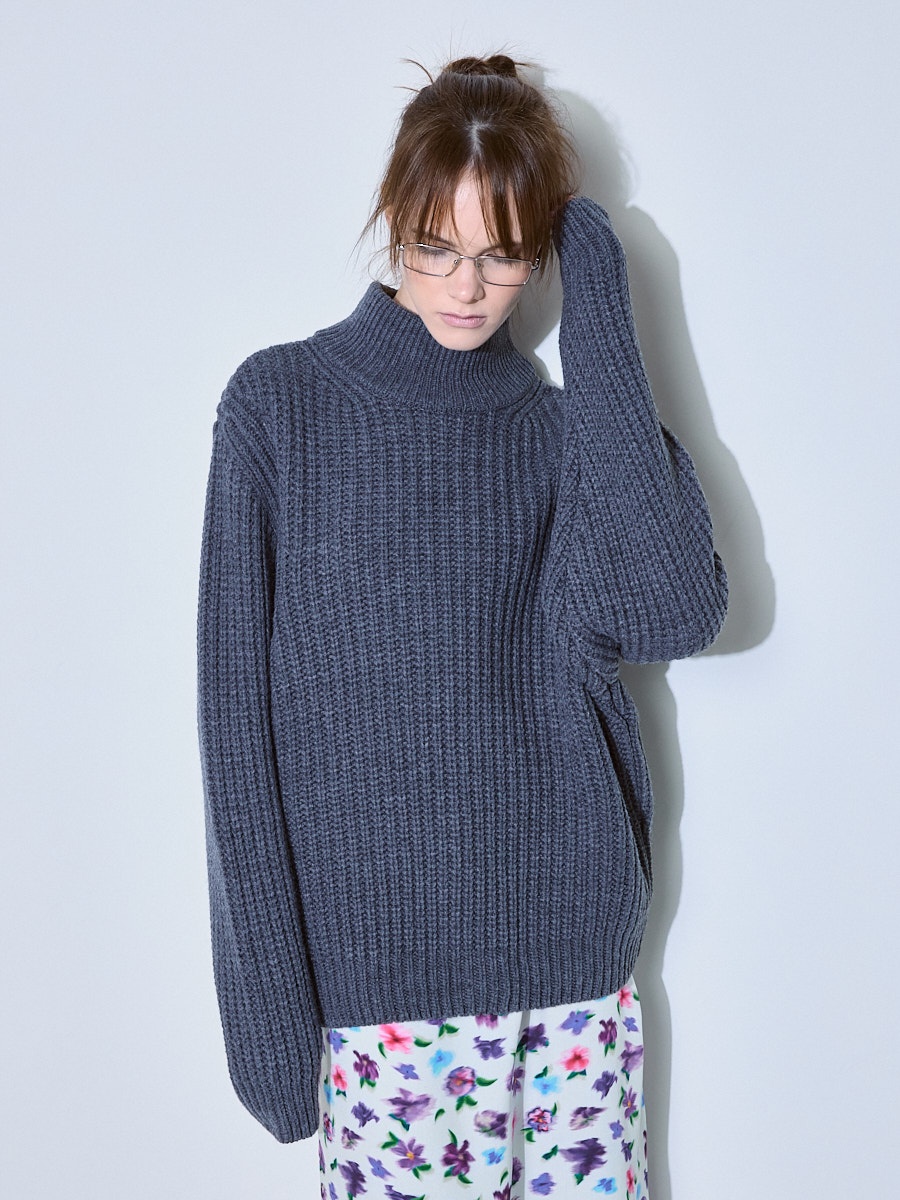 Свитер серый 