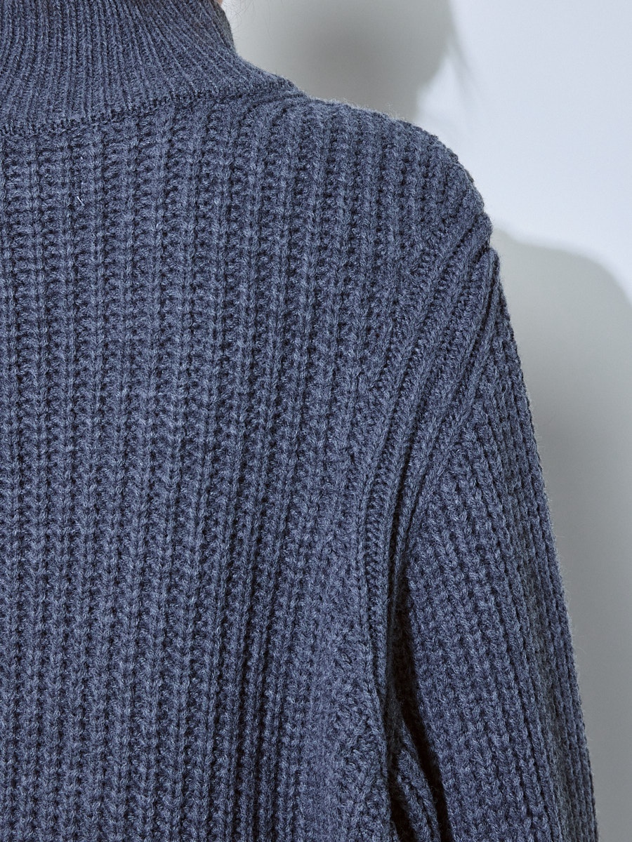 Свитер серый 